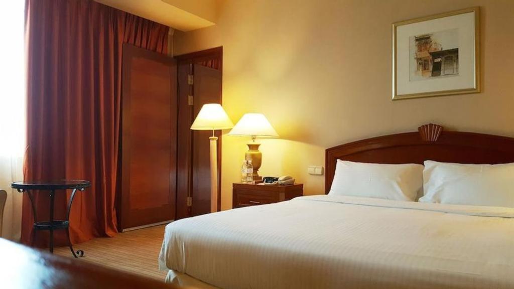 Hotel Royal Penang Джордж Таун Екстериор снимка